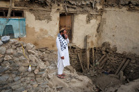 chum-anh-chay-dua-cuu-ho-nan-nhan-dong-dat-o-afghanistan-01.jpg
