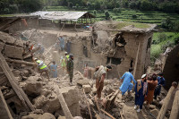 chum-anh-chay-dua-cuu-ho-nan-nhan-dong-dat-o-afghanistan-03.jpg
