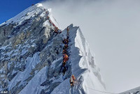 hinh-anh-tac-duong-tren-dinh-everest-1.jpg