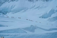 hinh-anh-tac-duong-tren-dinh-everest-4.jpg