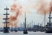 chum-anh-nhung-con-tau-cap-ben-amsterdam-tham-du-le-hoi-0805-02.jpg