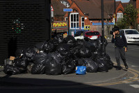 chum-anh-rac-thai-tren-duong-pho-birmingham-042025-011.jpg