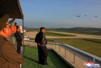 chum-anh-ong-kim-jong-un-thi-sat-tap-tran-khong-quan-0505-031.jpg