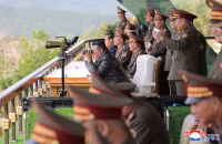 chum-anh-ong-kim-jong-un-thi-sat-tap-tran-chien-thuat-0505-05.jpg