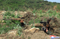 chum-anh-ong-kim-jong-un-thi-sat-tap-tran-chien-thuat-0505-026.jpg