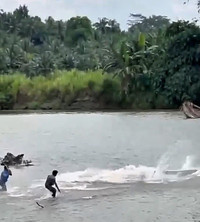 kinh-hoang-cu-ong-bi-ca-sau-3-met-keo-di-truoc-mat-dan-lang.jpg