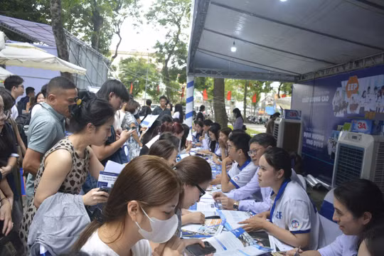 Phụ huynh đến gian hàng Viện Đào tạo Tiên tiến, Chất lượng cao và POHE, Đại học Kinh tế Quốc để nghe tư vấn.
