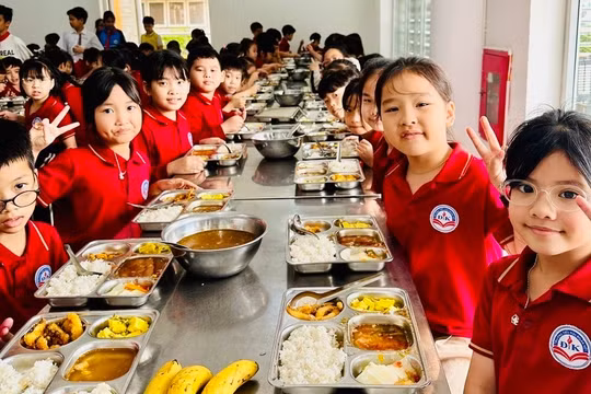 Bữa an bán trú của học sinh Hà Nội.