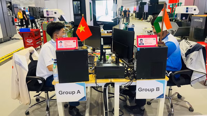 Trong ngày thi đầu tiên, các thí sinh Việt Nam ở các nghề Cơ điện tử, Năng lượng tái tạo, Điện lạnh, Lắp đặt điện, Công nghệ xe cơ giới hạng nặng, Công nghệ thời trang và Chăm sóc sức khỏe đã bước vào tranh tài. thi-sinh-thi-nghe-11.jpg