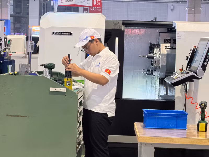 Với quá trình chuẩn bị và huấn luyện trước khi đến Thượng Hải, các thí sinh giữ tinh thần tập trung, chủ động triển khai từng nội dung theo yêu cầu của bài thi. thi-sinh-thi-nghe-10.jpg