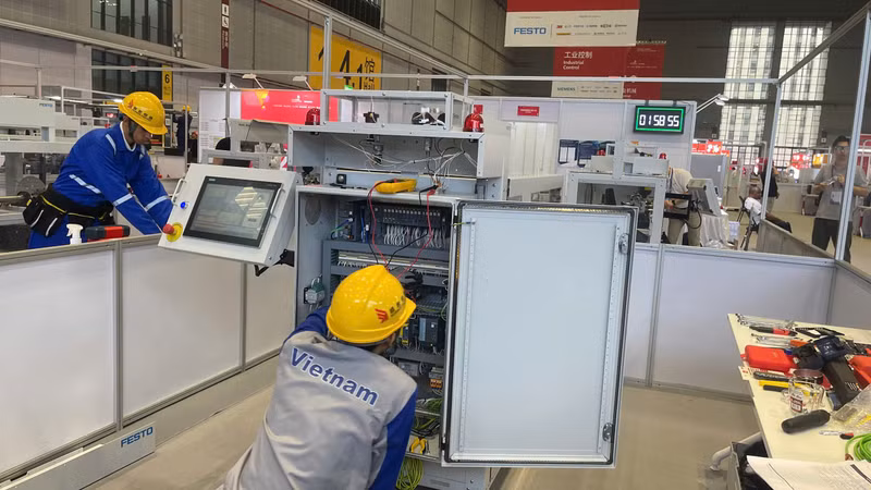 Thí sinh nghề Năng lượng tái tạo bước vào phần thi với sự chuẩn bị kỹ lưỡng, tập trung vào từng yêu cầu kỹ thuật. thi-sinh-thi-nghe-6.jpg
