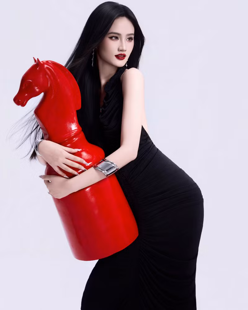 Trong concept đầu tiên, Ý Nhi xuất hiện đầy cuốn hút với thiết kế váy đen ôm sát cùng những đường cắt xẻ tinh tế, tôn lên vóc dáng thanh mảnh và thần thái quyến rũ. yn0608-copy-1.jpg