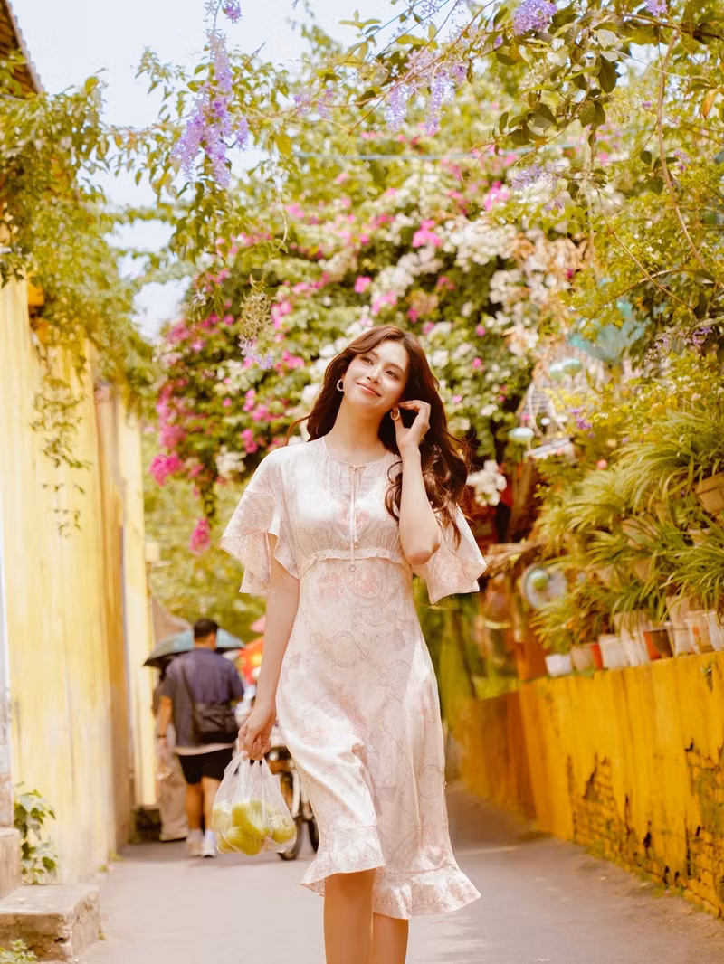 Dạo bước qua những con phố cổ quen thuộc, những góc nhỏ bình yên hay hòa mình vào nhịp sống địa phương, người đẹp sinh năm 2000 mang đến hình ảnh nữ tính, nhẹ nhàng nhưng vẫn đầy cuốn hút. dsc01072.jpg