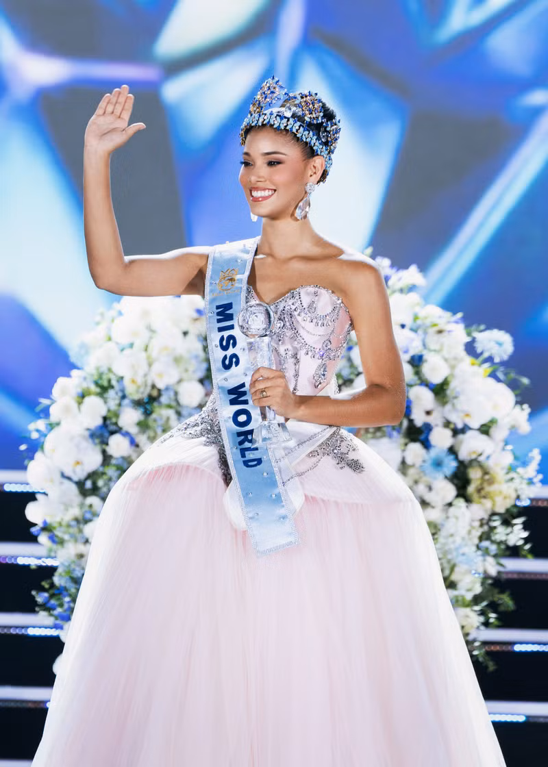 Trước khi đăng quang Miss World 2026, Joheirry giành danh hiệu Miss World Dominican Republic 2025. 7570missworld-2026-foto-kiengcan-studio.jpg