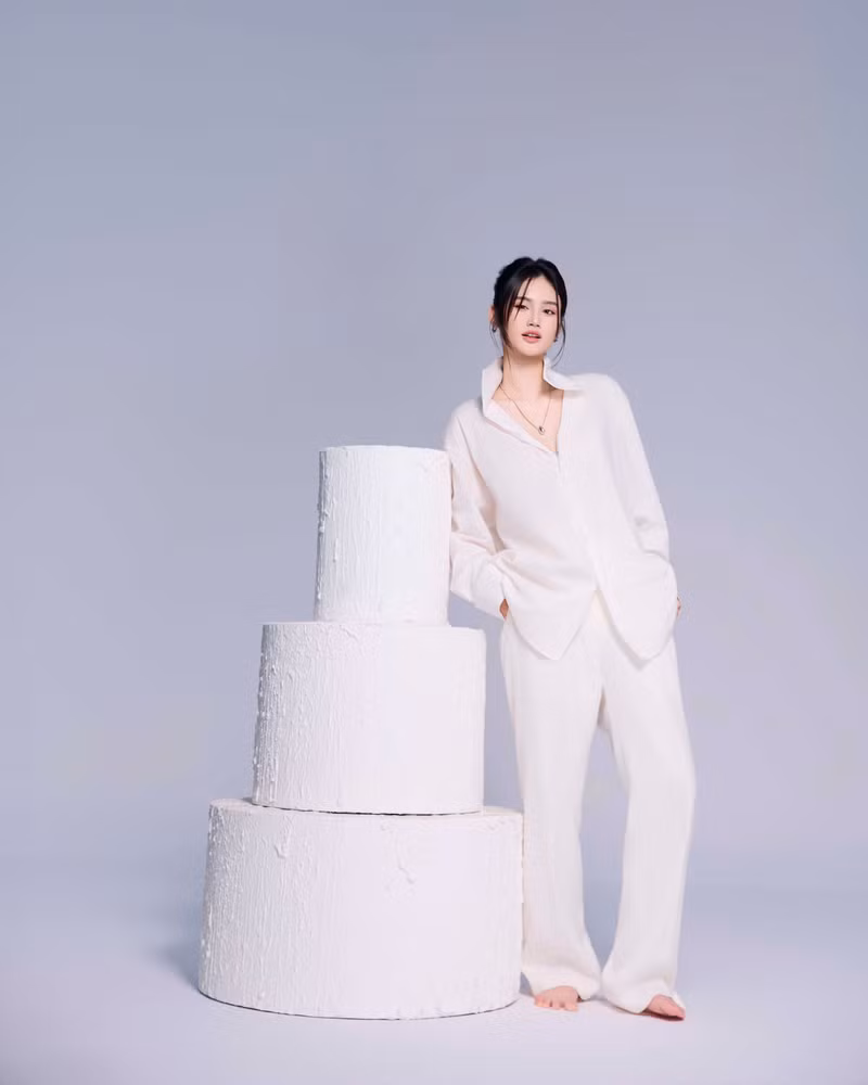 Theo kế hoạch, người đẹp sẽ hoàn thành chương trình học vào cuối năm nay. Bên cạnh đó, cô cũng đang ấp ủ nhiều dự định mới cùng các dự án nghệ thuật. yn0465-copy-1.jpg