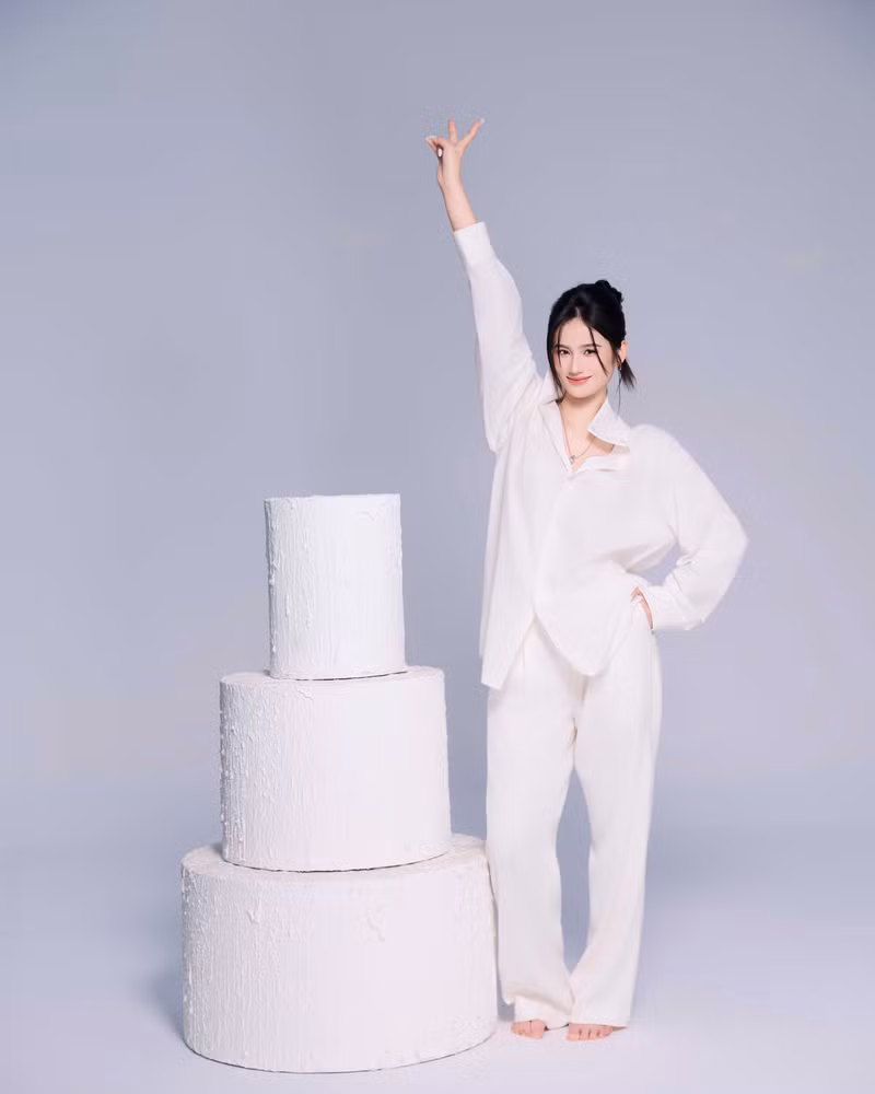 Bước sang tuổi 24, Huỳnh Trần Ý Nhi cho biết cô luôn trân trọng những trải nghiệm và bài học. Đặc biệt, Ý Nhi luôn biết ơn tình cảm mà khán giả đã dành cho mình trong suốt thời gian qua. yn0473-copy-1.jpg