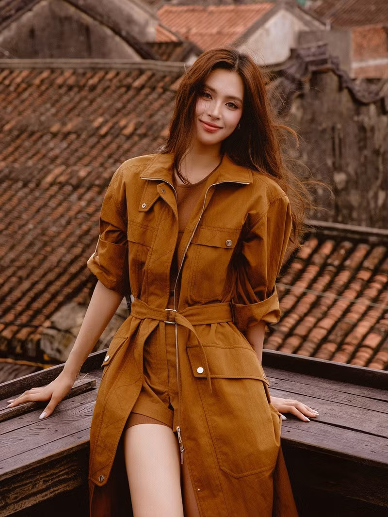 Song song với hoạt động nghệ thuật, Trần Tiểu Vy luôn bền bỉ theo đuổi các dự án cộng đồng, đồng hành cùng người dân vùng lũ, vùng hạn mặn, hỗ trợ các hoàn cảnh cơ nhỡ và bệnh nhân có hoàn cảnh khó khăn. dsc01189.jpg