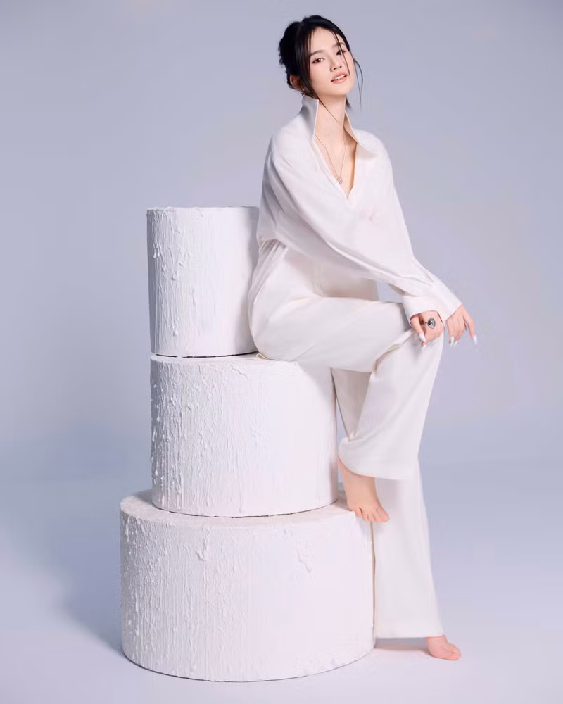 Không cần bối cảnh cầu kỳ hay quá nhiều phụ kiện, người đẹp vẫn ghi điểm nhờ nụ cười rạng rỡ cùng thần thái dịu dàng, trong trẻo. yn0500-copy-1.jpg