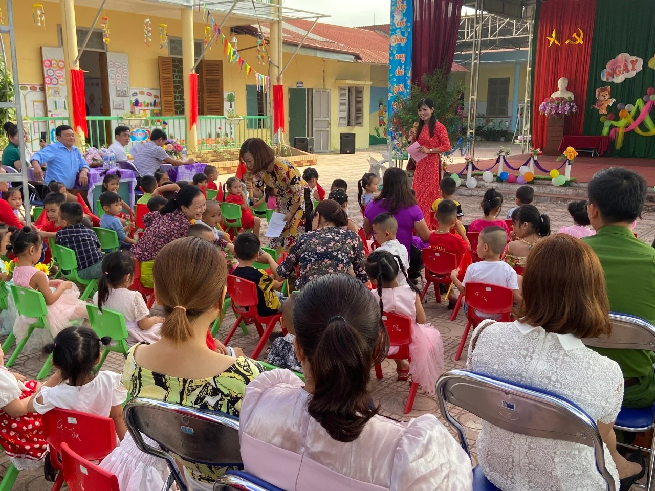 Dù tuổi đã cao, song nhiều giáo viên mầm non như cô Hường đều phải tự "trẻ hóa" trong mọi hoạt động để bài giảng được hấp dẫn hơn.