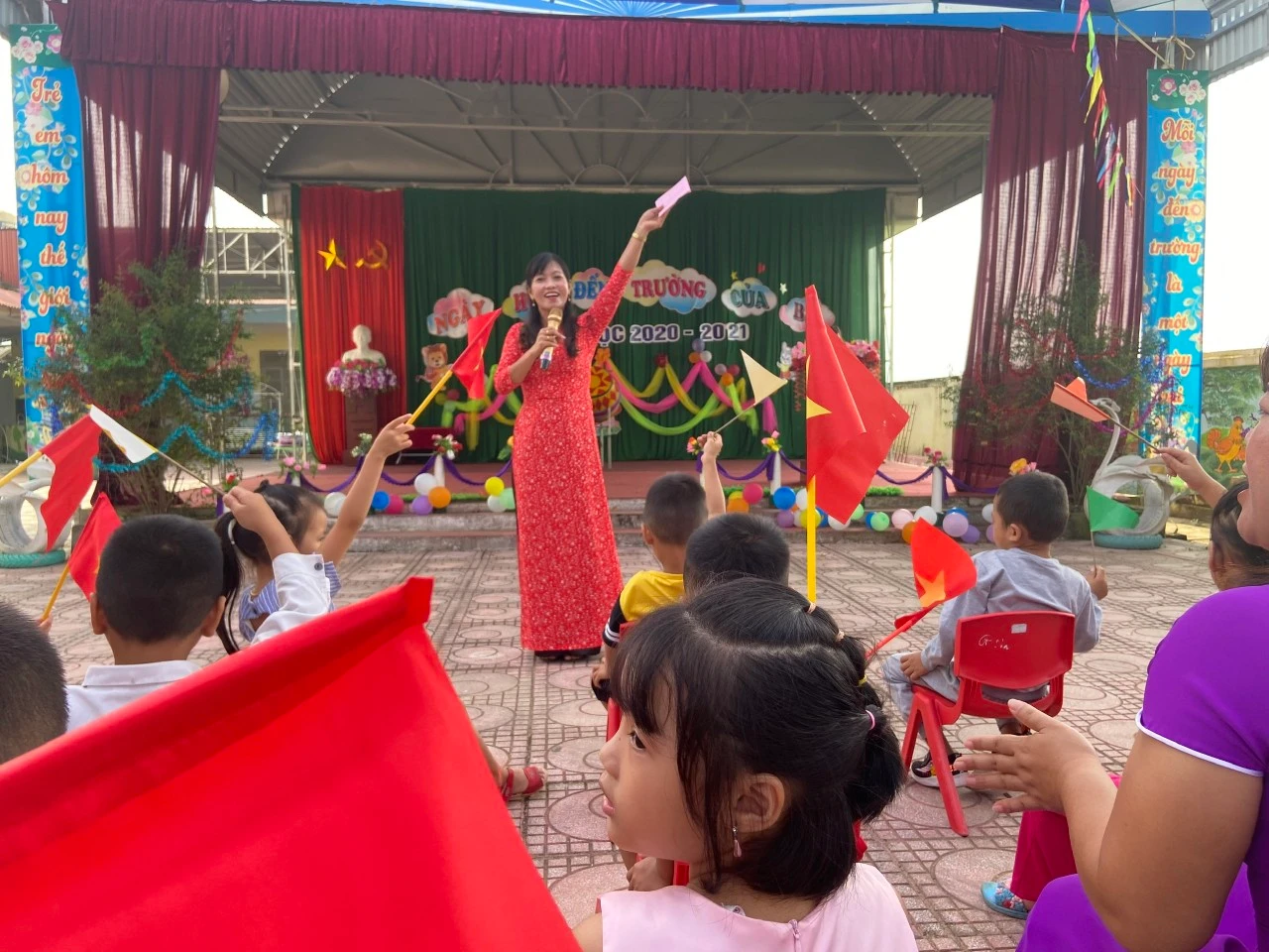 Cô Lê Thị Tuyết Hường trong một tiết sinh hoạt ngoại khóa.