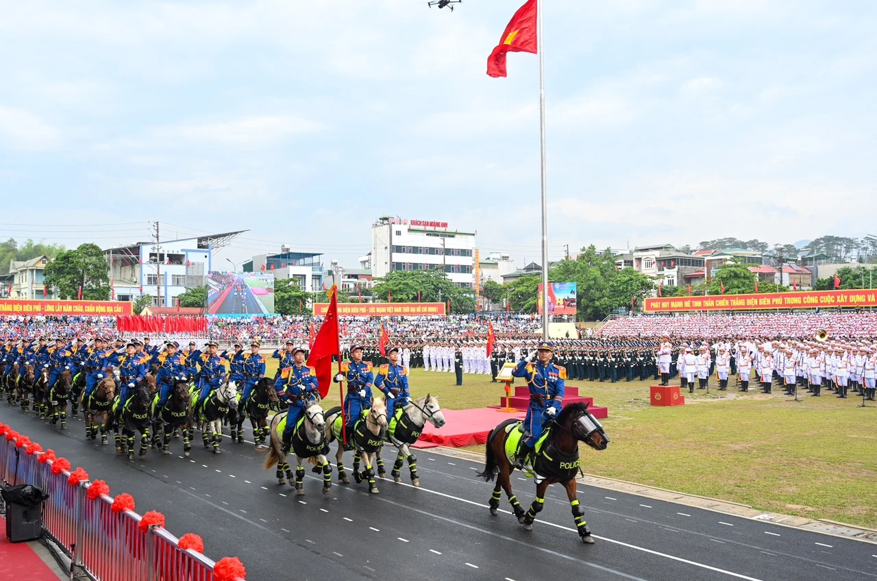 Khối Cảnh sát cơ động Kỵ binh tiến vào Lễ đài.