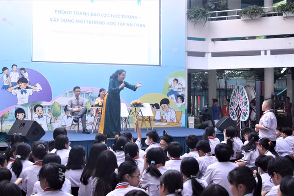 Chương trình "Phòng tránh bạo lực học đường – Xây dựng môi trường học tập an toàn" tại Trường THCS Nguyễn Du (phường Bến Thành, TPHCM) vào tháng 4/2025.