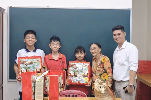 Cô Nguyễn Thị Ba gắn bó với lớp học tình thương suốt 10 năm nay.