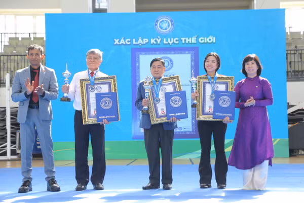 Đại diện Liên đoàn Kỷ lục Thế giới trao giấy chứng nhận kỷ lục thế giới, huy chương và cúp cho các đơn vị.
