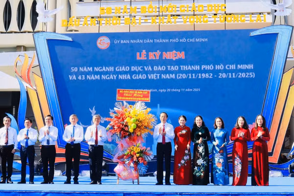 Thứ trưởng Phạm Ngọc Thưởng tặng hoa chúc mừng ngành GD&ĐT TPHCM.