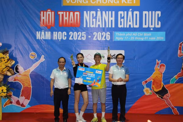 Ban tổ chức trao thưởng cho đội đạt thành tích cao.