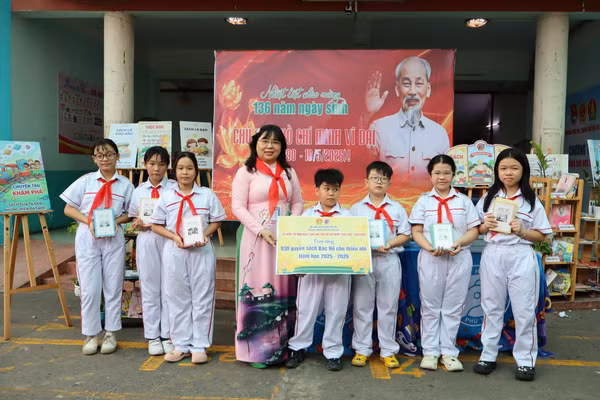 Bà Nguyễn Thị Kim Hương, Hiệu trưởng Trường Tiểu học Phú Thọ trao tặng sách cho học sinh.