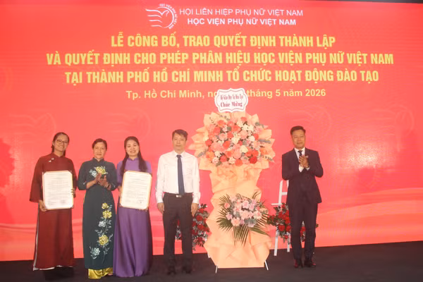 Thứ trưởng Lê Quân trao Quyết định thành lập và Quyết định cho phép Phân hiệu Phụ nữ Việt Nam tại TPHCM tổ chức hoạt động đào tạo.