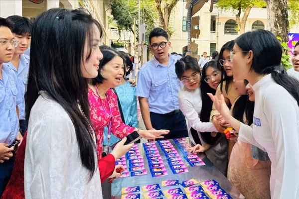 Hoạt động trải nghiệm của học sinh Trường THPT Lê Quý Đôn (phường Xuân Hoà, TPHCM).