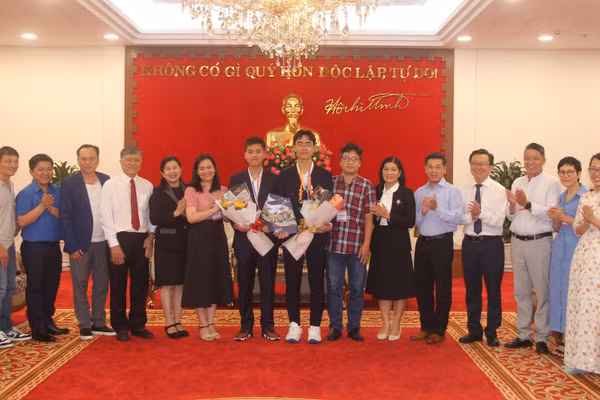 Em Nguyễn Lê Quốc Bảo và em Lê Tuấn Hy, Trường THPT chuyên Lê Hồng Phong (TPHCM) xuất sắc giành giải Nhì Hội thi Khoa học kỹ thuật quốc tế 2024.