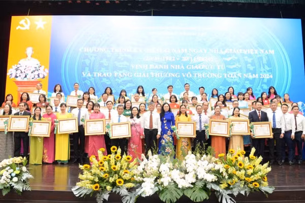 TPHCM vinh danh 14 nhà giáo ưu tú và 50 giáo viên đạt Giải thưởng Võ Trường Toản năm 2024. 