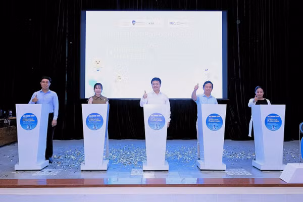 Ban Tổ chức triển khai Nghi thức Phát động cuộc thi Canva Creative Challenge.
