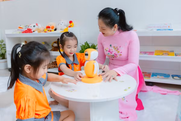 Trẻ tại Trường Mầm non Tân Phong (phường Tân Hưng, TPHCM) trải nghiệm tại Thư viện số.