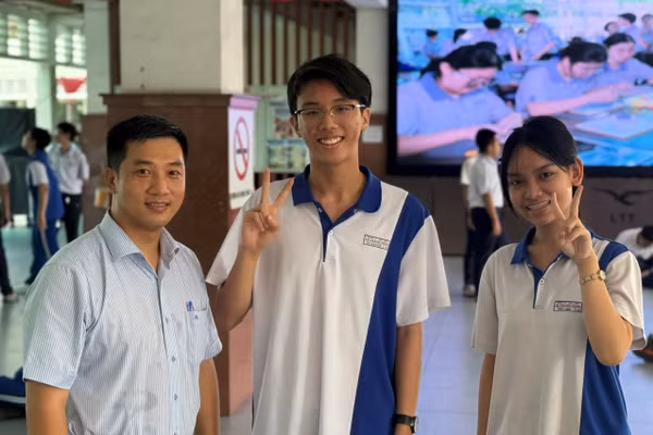 Thầy Hiếu và 2 học sinh đạt IELTS 8.5