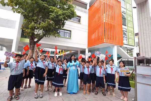 Cô trò Trường Tiểu học Phú Thọ vui mừng tại ngôi trường vừa mới xây. Ảnh: NTCC.