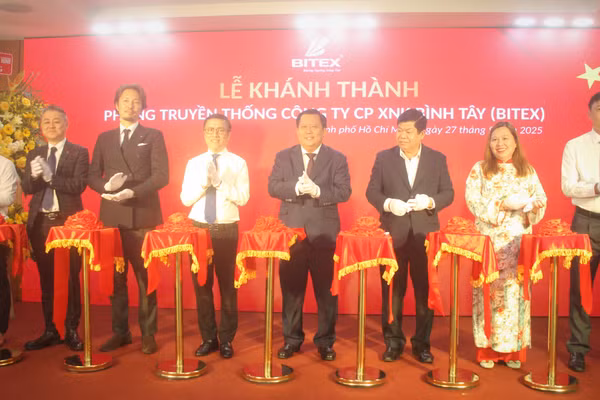 Các đại biểu cắt bằng khánh thành phòng truyền thống BITEX.