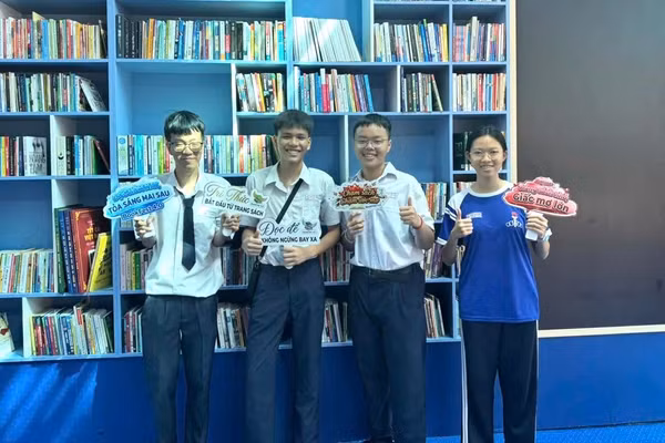 Thư viện mở tại Trường THPT Phú Nhuận với hơn 5.000 đầu sách.