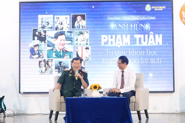 Anh hùng Phạm Tuân chia sẻ tại buổi giao lưu.