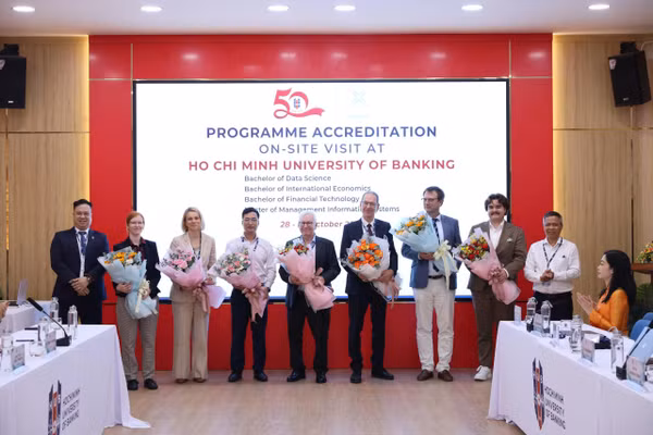 GS.TS Nguyễn Đức Trung và PGS.TS Đoàn Thanh Hà trao tặng hoa chào mừng đoàn chuyên gia FIBAA.