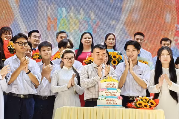 Ông Trịnh Hoàng Quân cùng thầy cô giáo và học sinh Trường THPT Võ Thị Sáu tổ chức mừng sinh nhật tuổi 18 cho toàn thể học sinh khối 12 trong lễ tri ân và trưởng thành.