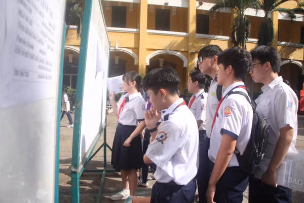 Thí sinh tại điểm thi Trường THCS Trưng Vương xem danh sách các phòng thi.