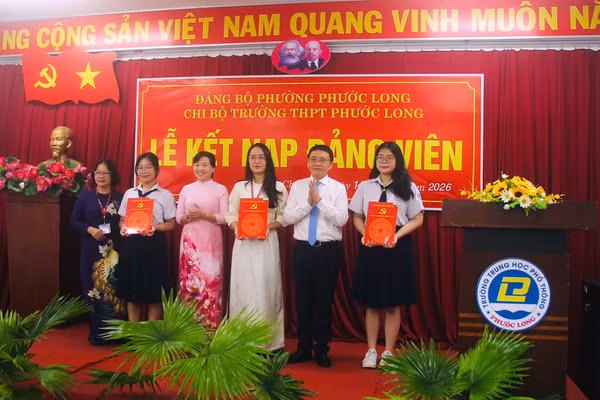 Lãnh đạo Đảng uỷ, Ban Xây dựng Đảng phường Phước Long và Chi bộ nhà trường trao quyết định kết nạp đảng viên mới cho các quần chúng ưu tú.