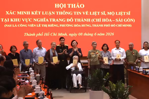 Phó Thủ tướng Phạm Thị Thanh Trà và Thứ trưởng Bộ Quốc phòng, Thượng tướng Nguyễn Văn Gấu trao quà cho các nhân chứng và thân nhân các liệt sĩ.