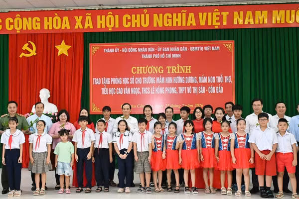 Lãnh đạo TPHCM, các đơn vị tài trợ và trường học chụp ảnh lưu niệm cùng các em học sinh.