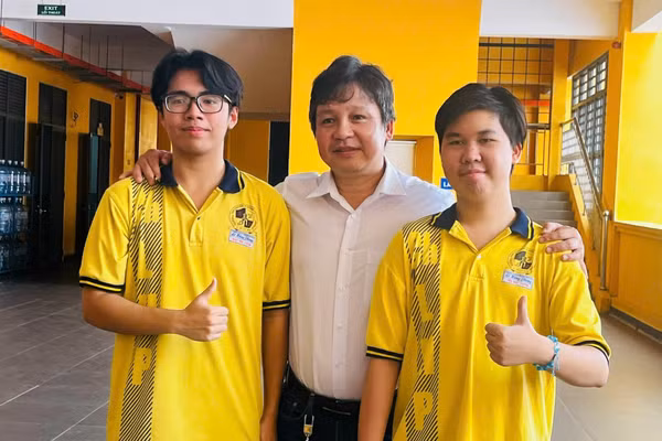 Hai học sinh Trường THPT chuyên Lê Hồng Phong (phường Chợ Quán, TPHCM) xuất sắc giành giải Nhất cấp quốc gia với đề tài ứng dụng AI trong thiết kế thuốc. Ảnh: MA.