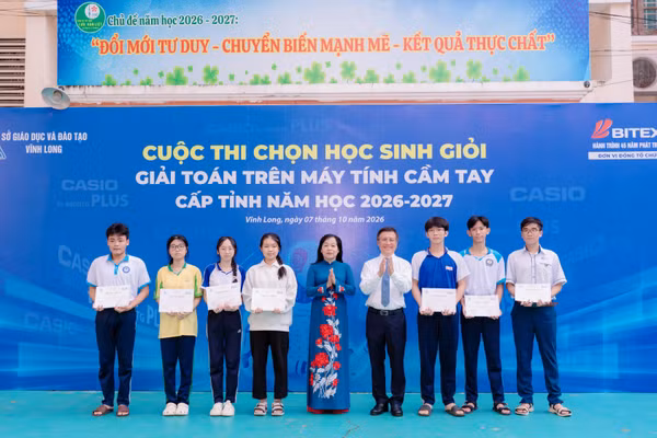 Bà La Thị Thuý, Giám đốc Sở GD&ĐT tỉnh Vĩnh Long và ông Nguyễn Xuân Dũng Chủ tịch HĐQT BITEX Group trao giấy chứng nhận cho học sinh.